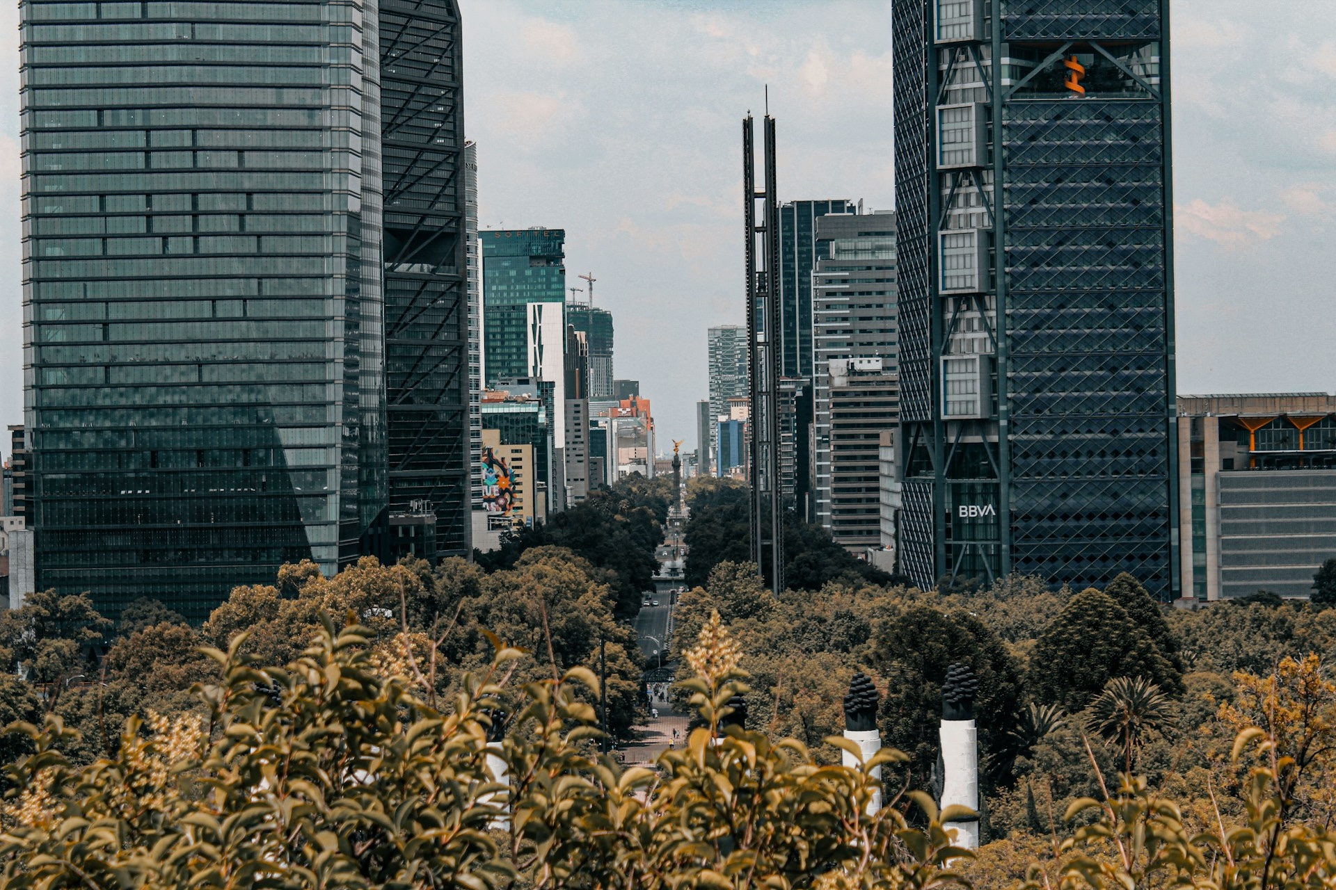 Skyline de la Ciudad de México con enfoque en tecnología